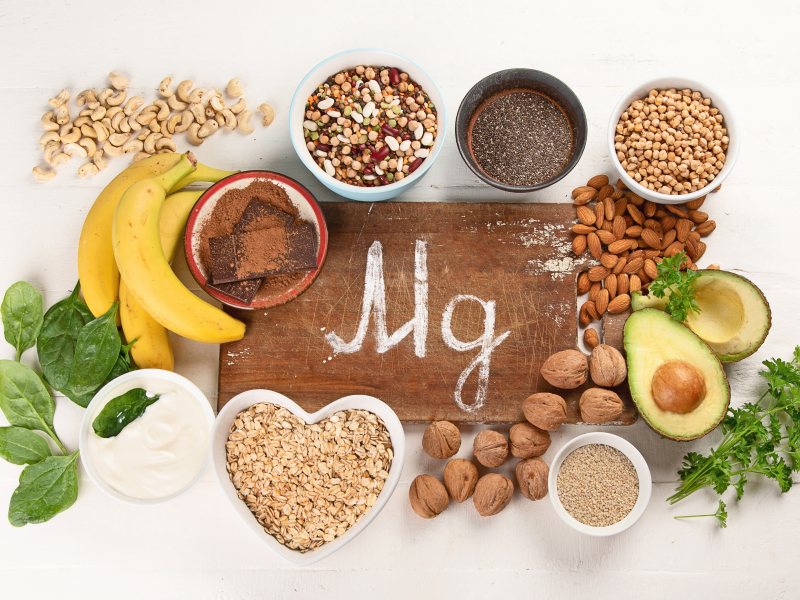 Darstellung magnesiumreicher Lebensmittel wie Bananen, Walnüsse, Avocados, Mandeln und weitere.